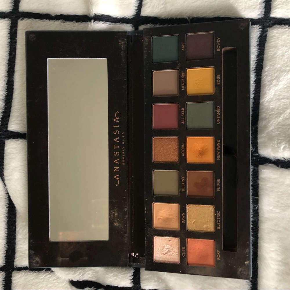 Makeup Palettes - Picture 2 of 6
